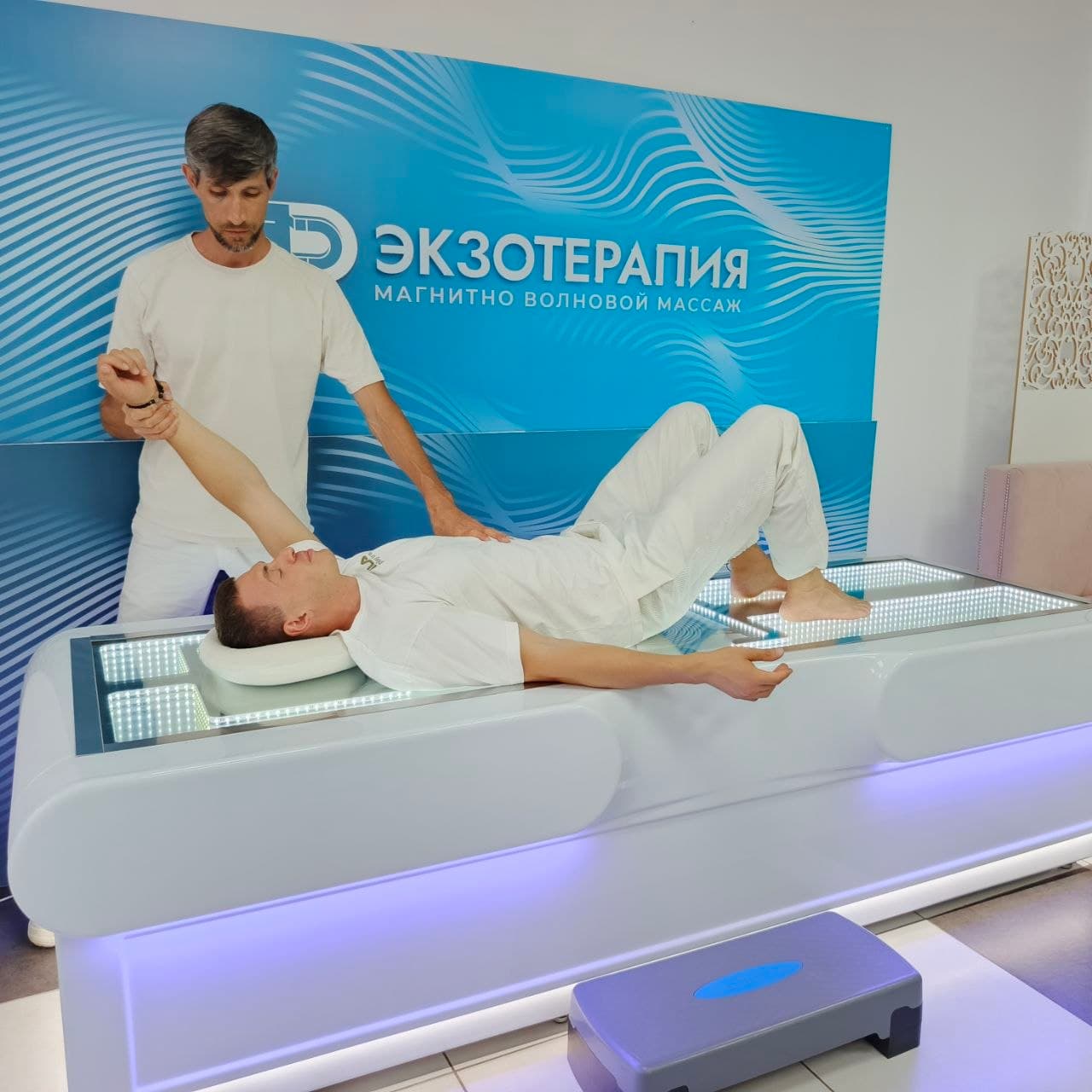 Урал проводит сеанс ЭкзоТерапии 50 МГц на кушетке в студии Лотос Сочи